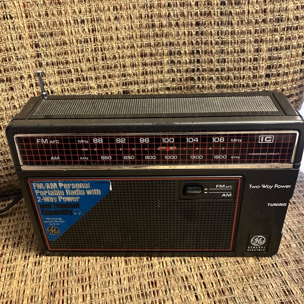 Vintage General Electric GE Portable AM/FM Radio Model 7-2660D